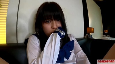 18-jähriges japanisches Mädchen mit kleinen Titten spritzt und orgasmiert mit Fingerfick und Sexspielzeug. Asiatisches Mädchen in Schul-Cosplay-Kostüm gibt Blowjobs in Amateur-Video. Mao 7 OSAKAPORN.