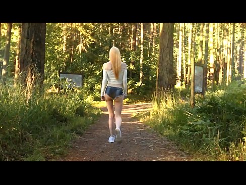 ❤️ Schöne Frau bewegt sich langsam, nicht nackt Video ❤❌ Sex video bei uns de.pornhills-com.ru ❤